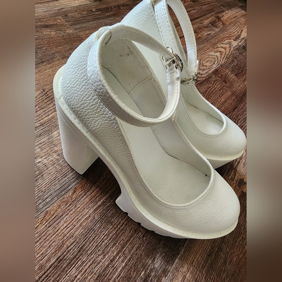 Women's White Platform Heels Size Eight - Picture 5 of 10